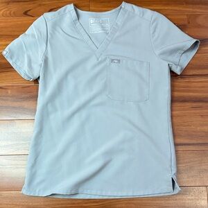 FIGS Women’s Light Grey One Pocket Scrub Top